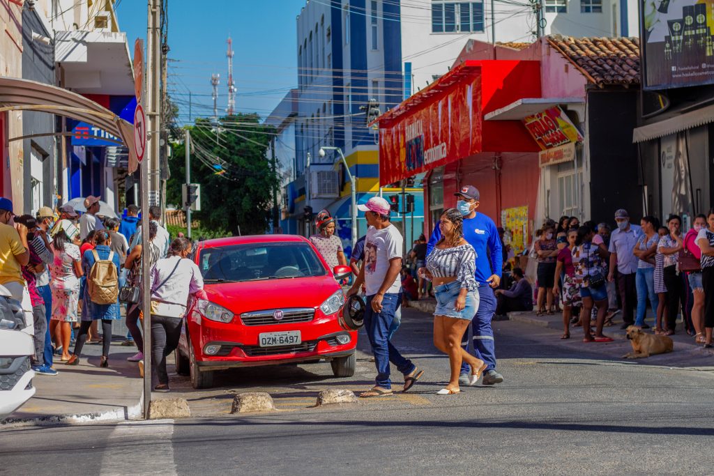 Fila de pessoas na rua. 