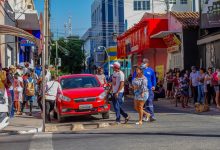 Fila de pessoas na rua.