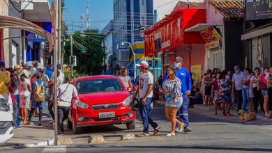 Fila de pessoas na rua.