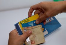 Imagem de saque do Bolsa Família na caixa.