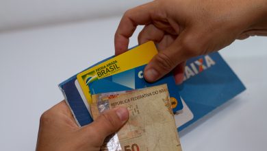 Imagem de saque do Bolsa Família na caixa.