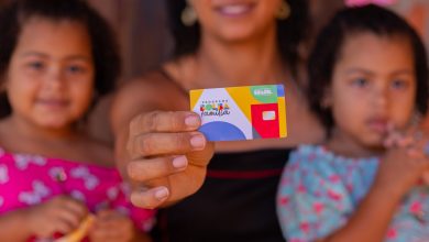 Mãe com duas crianças