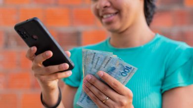 Mulher meia idade com dinheiro na mão.