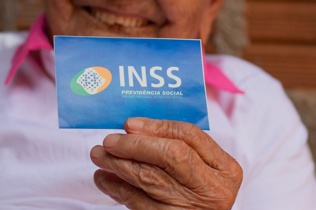 Os beneficiários do INSS poderão ficar mais seis meses sem fazer a prova de vida.