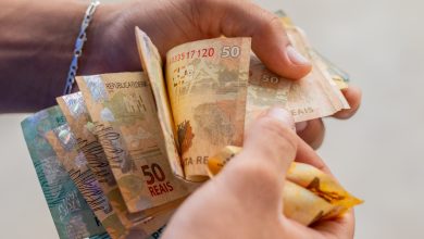 Homem contando dinheiro.