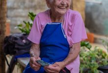 Idosa com dinheiro na mão.