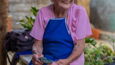 Idosa com dinheiro na mão.