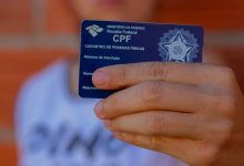 Mulher segurando CPF.