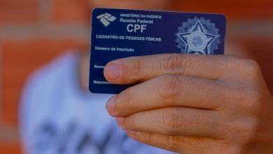 Mulher segurando CPF.