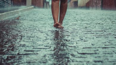 Mulher andando na chuva.