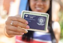 Mulher segurando o seu CPF