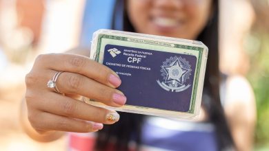 Mulher segurando o seu CPF