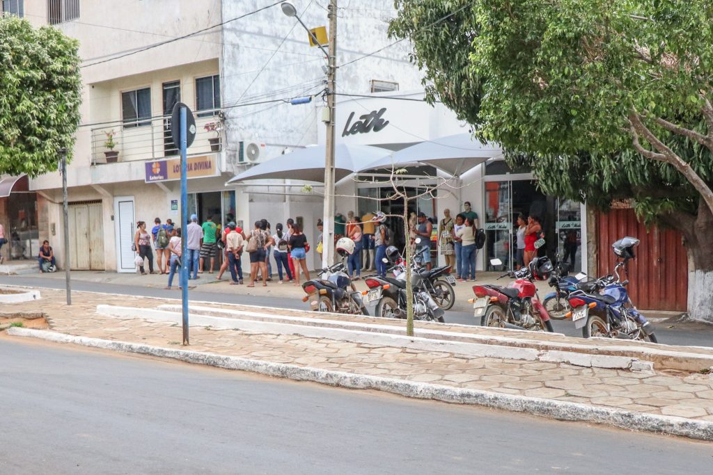 Fila no CadÚnico. 