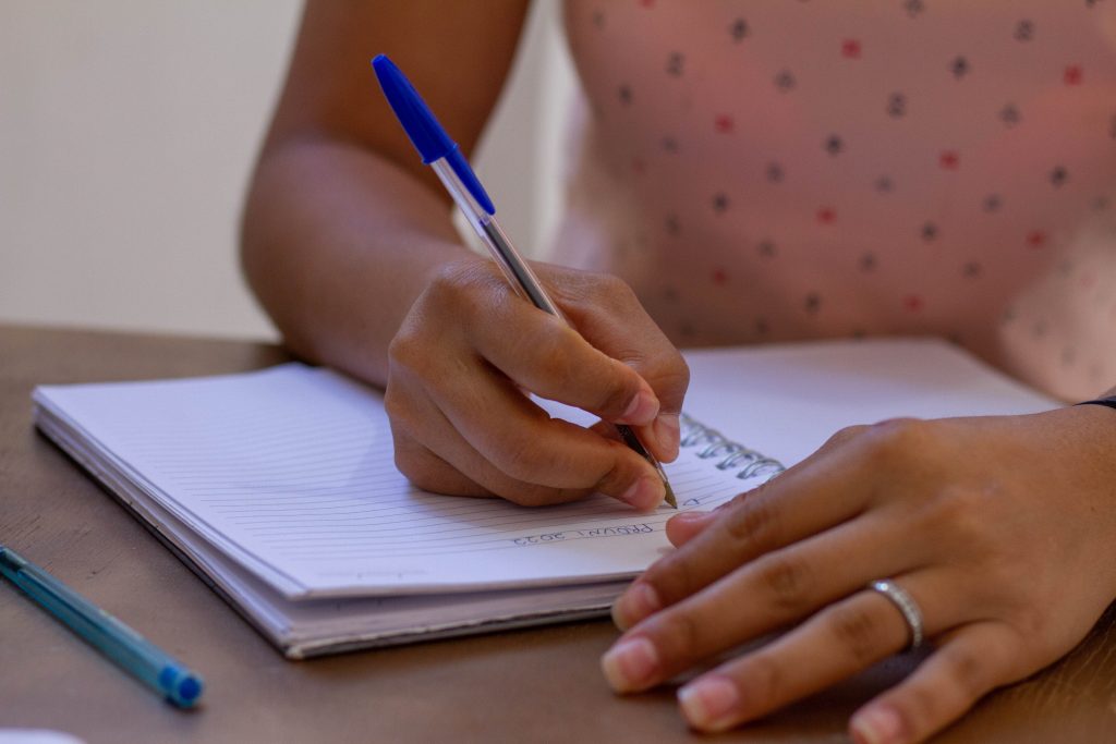 Os alunos de licenciatura poderão ter acesso a um benefício para ajudar com os estudos. 