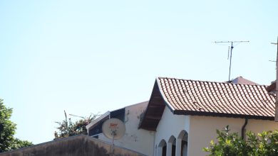 Imagem de uma antena digital no telhado.