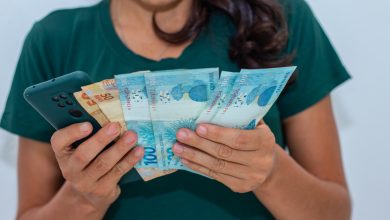 Mulher ganhando dinheiro com celular.