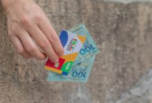 Imagem de uma pessoa segurando Cartão Bolsa Família.