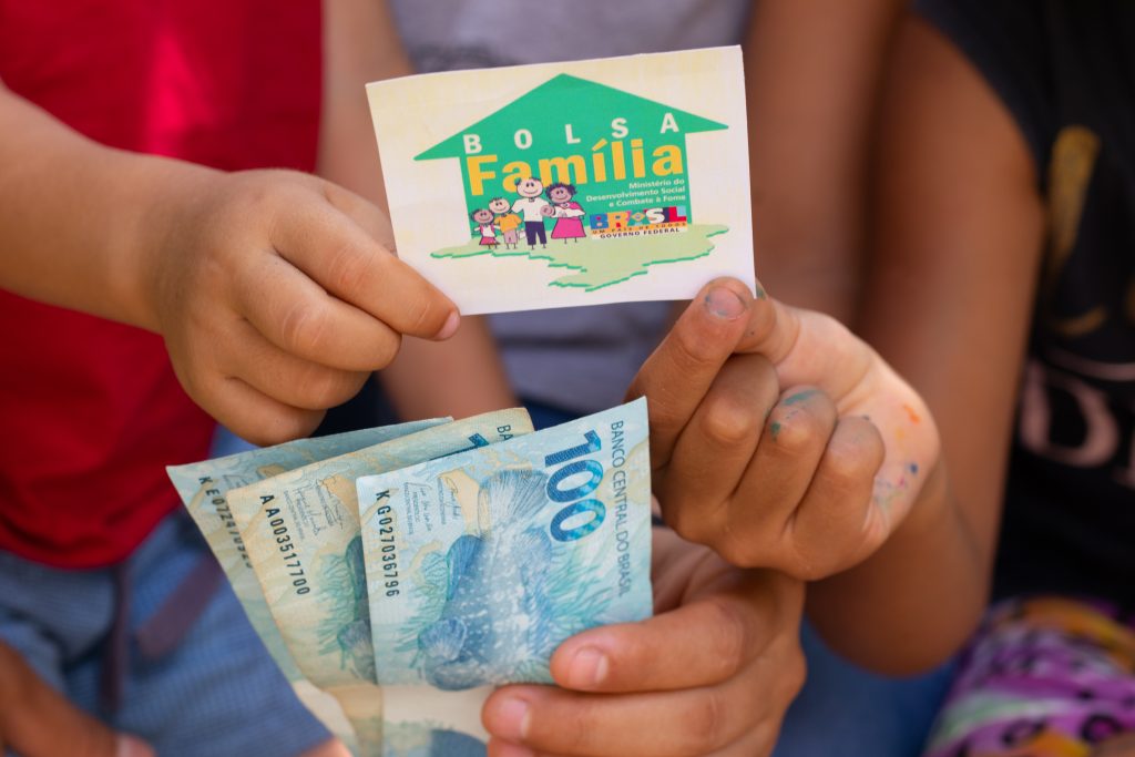 Continuar seguindo as regras do Bolsa Família pode te manter no programa por mais tempo.