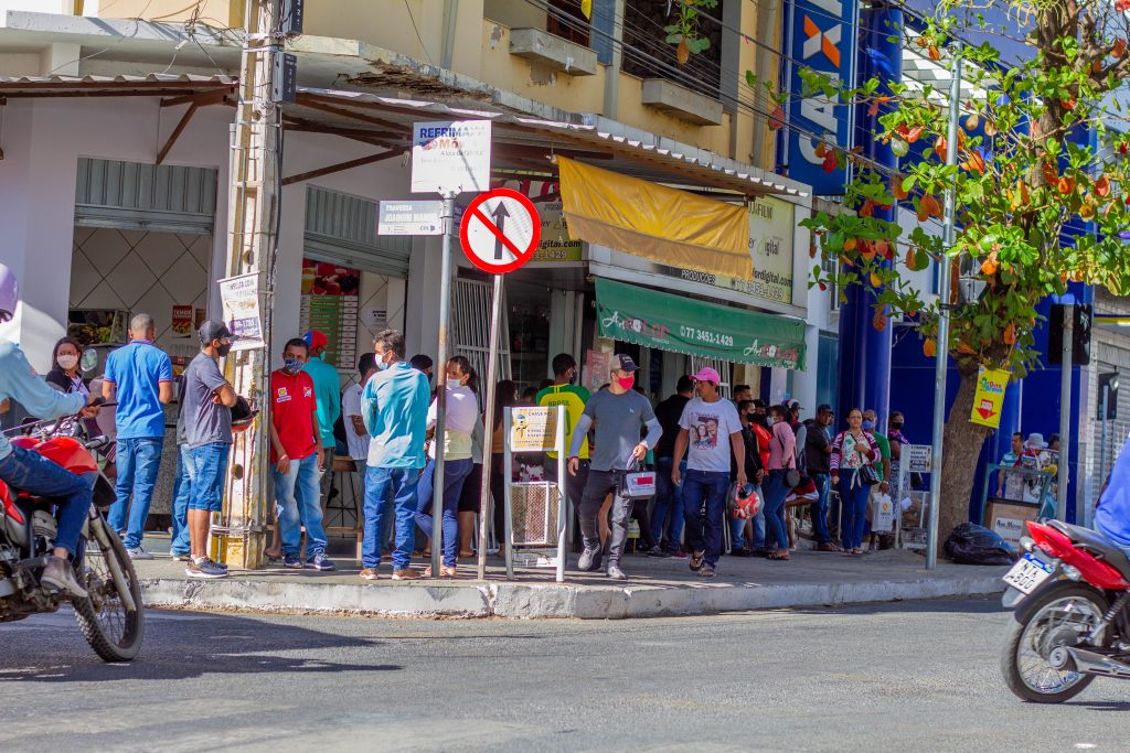 Fila de trabalhadores em frente ao banco Caixa. 