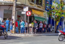 Fila de trabalhadores em frente ao banco Caixa.