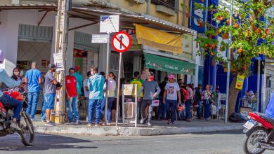Fila de trabalhadores em frente ao banco Caixa.