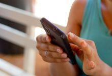 Mulher mexendo no celular.