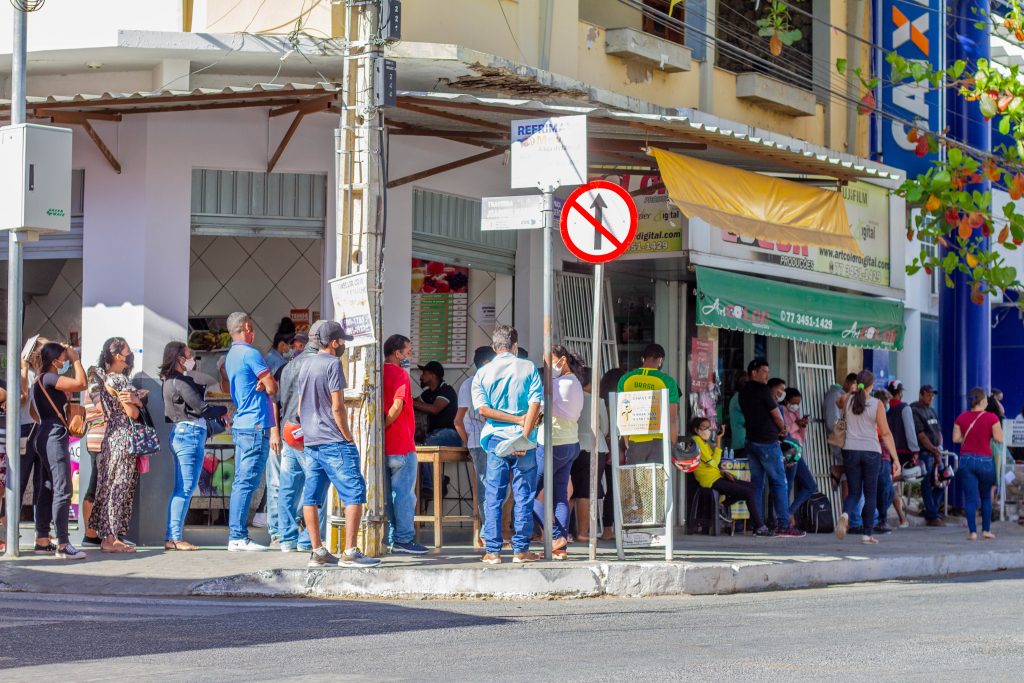 Fila de pessoas. 