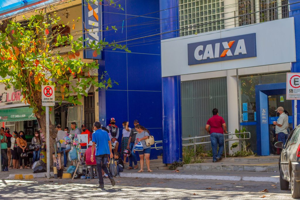 Fila na frente da Caixa Econômica. 