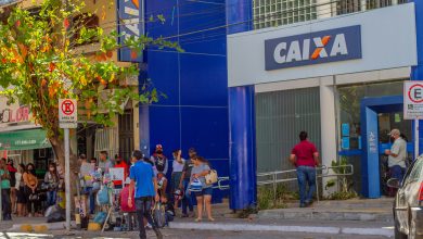 Fila na frente da Caixa Econômica.