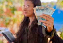 Mulher meia idade segurando dinheiro.