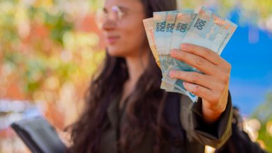 Mulher meia idade segurando dinheiro.