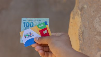 Milhares de pessoas podem perder acesso ao Bolsa Família neste mês. Entenda o motivo.