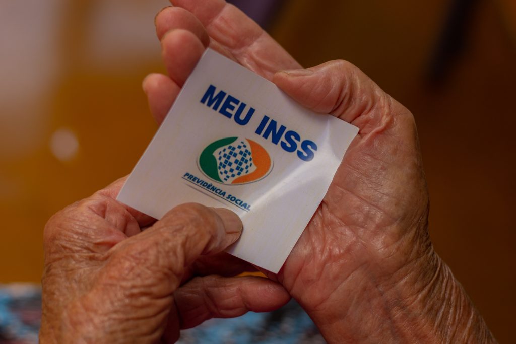 Os idosos estão ansiosos para saber quando vai sair o décimo terceiro dos aposentados. Confira as especulações.