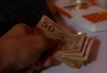 O trabalhador que tem direito disponível no FGTS pode sacar este benefício. /