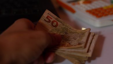 O trabalhador que tem direito disponível no FGTS pode sacar este benefício. /