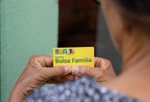 Muitos se o Bolsa Família vai acabar este ano após os cortes que recebeu. Entenda.