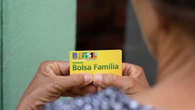 Muitos se o Bolsa Família vai acabar este ano após os cortes que recebeu. Entenda.