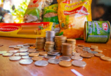 O preço dos alimentos disparou em todo o país, com destaque para alguns alimentos específicos.