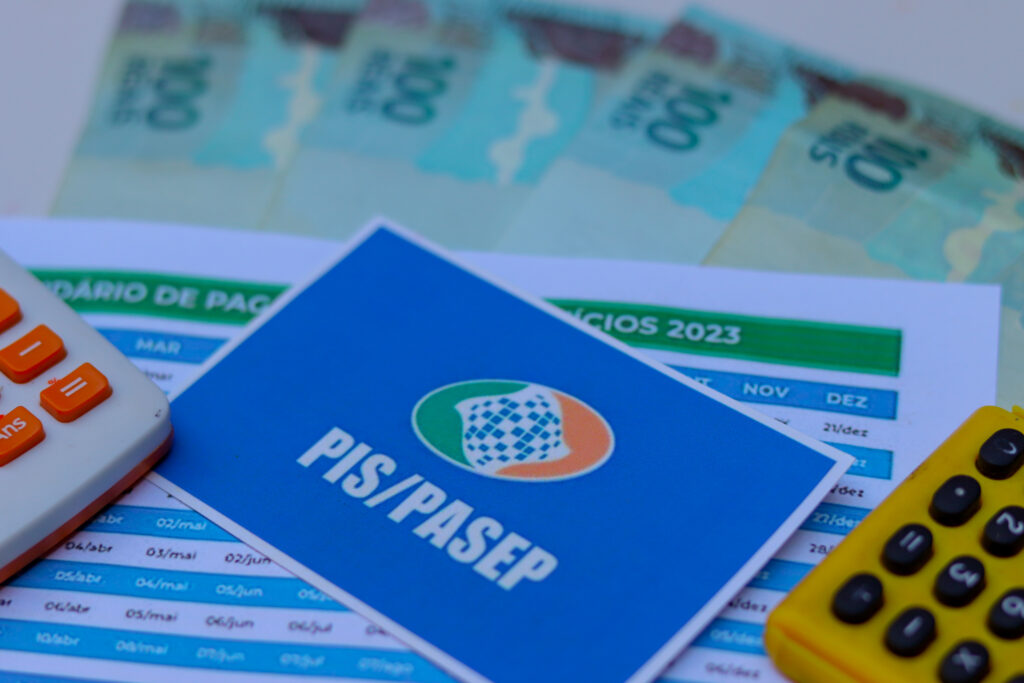 Quem vai receber a parcela do abono salarial já pode consultar o depósito.