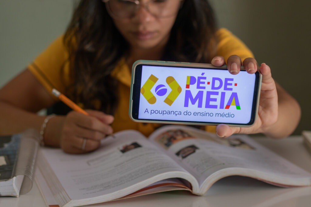 Os estudantes não estão conseguindo acessar o Pé-de-Meia Licenciaturas porque as regras são muito rígidas.