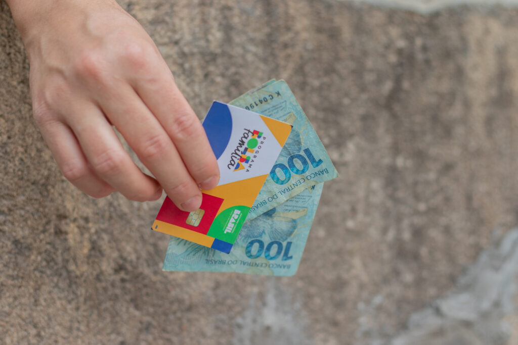 O extra do Bolsa Família deve deixar de ser pago em breve. Veja quem vai perder dinheiro.