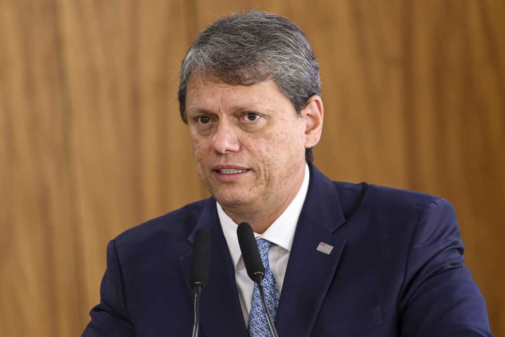 Tarcísio promete a criação de um 'Bolsa Família de São Paulo' para combater a pobreza no estado.