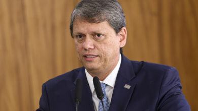 Tarcísio promete a criação de um 'Bolsa Família de São Paulo' para combater a pobreza no estado.