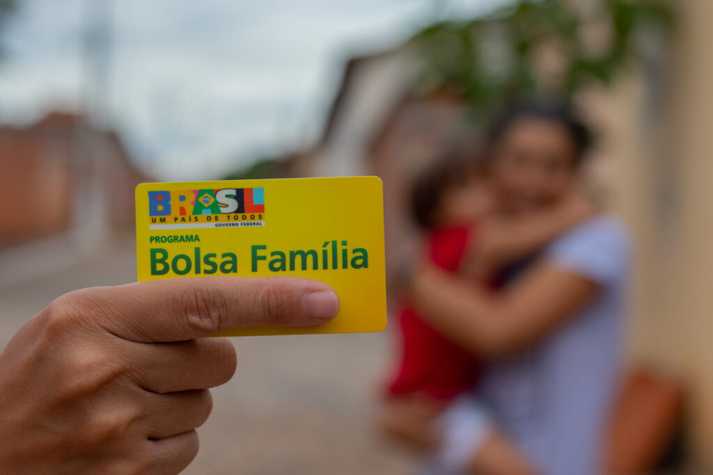 Milhares de beneficiários tiveram acesso antecipado ao Bolsa Família. Veja como consultar.
