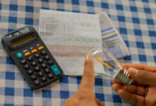 Se você acha que a conta de energia está pesando muito, saiba como funciona a Tarifa Social.