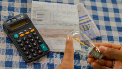 Se você acha que a conta de energia está pesando muito, saiba como funciona a Tarifa Social.