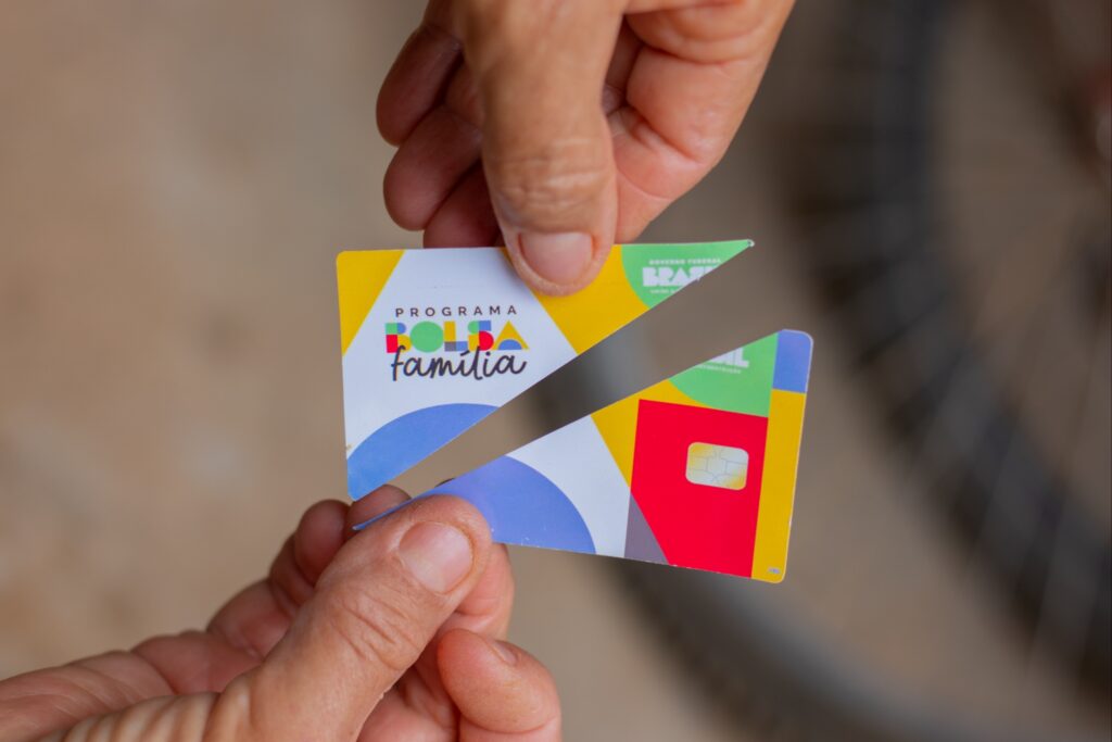 O corte no Bolsa Família deixou os beneficiários inseguros. Entenda os próximos passos. 