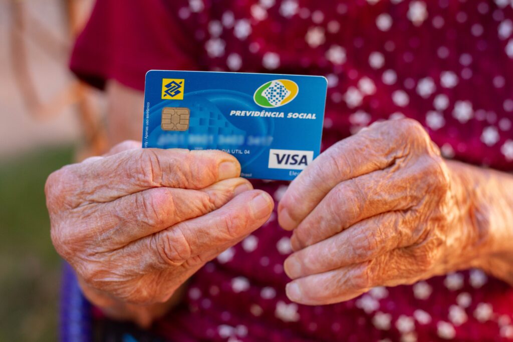 Recentemente, golpistas aproveitaram os descontos indevidos do INSS para aplicar novas fraudes.
