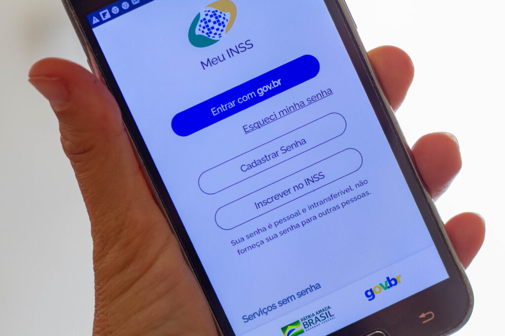 O governo deve lançar um app específico para notificar sobre a devolução das cobranças indevidas.