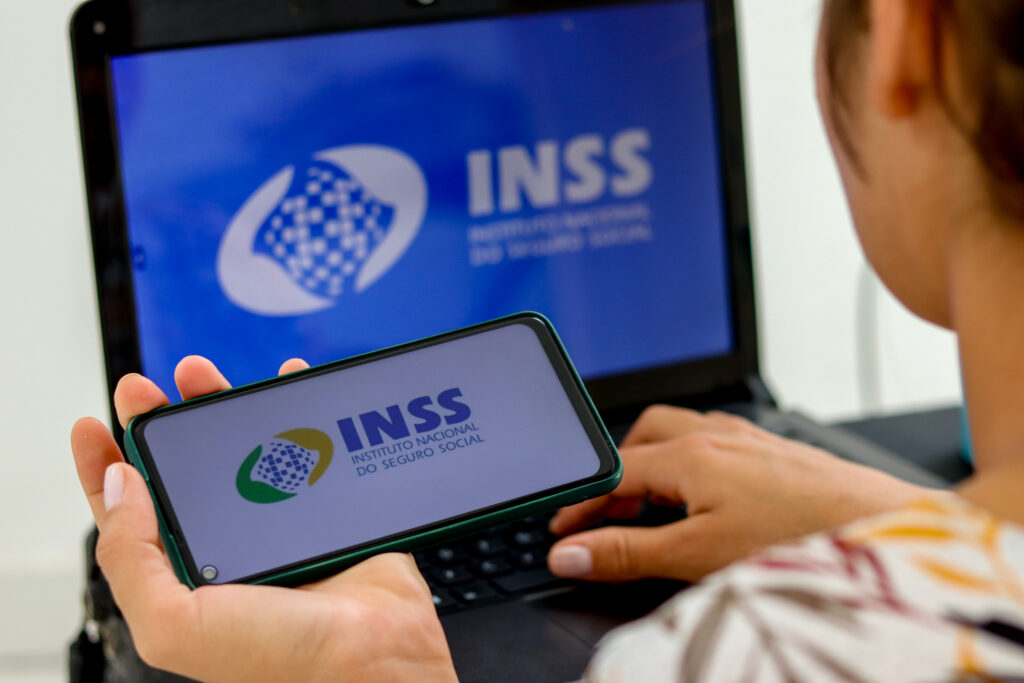 Para solicitar o reembolso do INSS, é importante seguir o passo a passo correto.